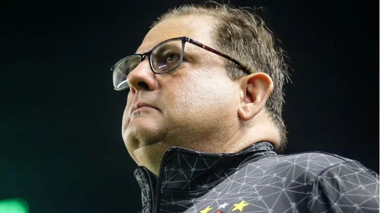 Guto Ferreira, treinador do Sport, durante partida contra o Peixe , na Vila Belmiro, pela Série B do Campeonato Brasileiro, no dia 02/08/2024.