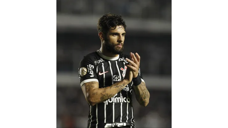 SANTOS, BRAZIL - JUNE 21: Yuri Alberto of Corinthians celebrates the team's second goal scored by an own goal of Joao Lucas of Santos (not in frame) during the match between Santos and Corinthians as part of Brasileirao Series A 2023 at Vila Belmiro Stadium on June 21, 2023 in Santos, Brazil. (Photo by Ricardo Moreira/Getty Images)