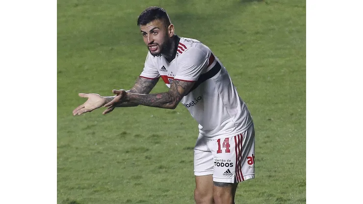 SAO PAULO, BRAZIL - SEPTEMBER 25: Liziero of Sao Paulo gestures during a match between Sao Paulo and Atletico Mineiro as part of Brasileirao 2021 at Morumbi Stadium on September 25, 2021 in Sao Paulo, Brazil. (Photo by Miguel Schincariol/Getty Images)