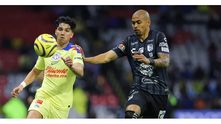 Emanuel Gularte (à direita), do Puebla-MEX, está no radar do Santos via scout