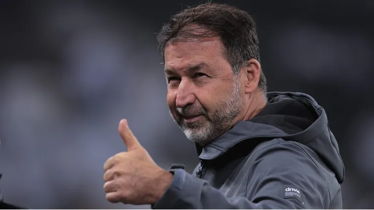Corinthians espera mais reforços e cobra Augusto Melo.