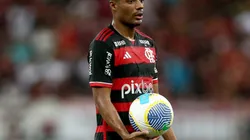 RIO DE JANEIRO, BRAZIL - APRIL 17: Nicolas de la Cruz of Flamengo holds the ball during the match between Flamengo and Sao Paulo as part of Brasileirao 2024 at Maracana Stadium on April 17, 2024 in Rio de Janeiro, Brazil. (Photo by Wagner Meier/Getty Images)