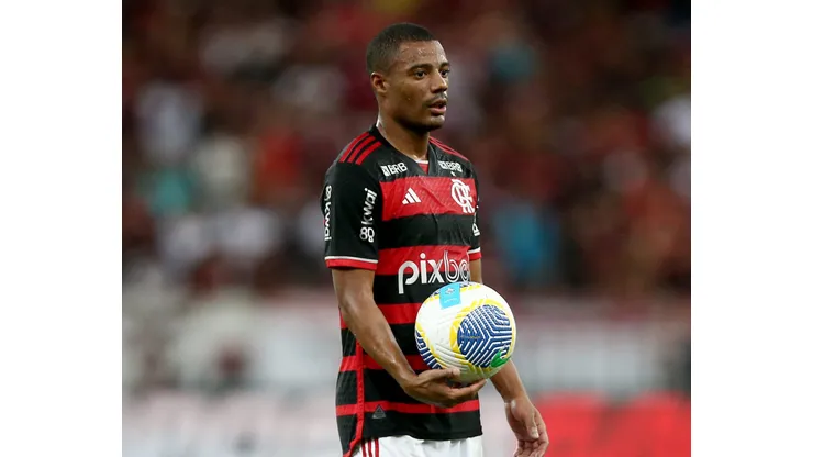 RIO DE JANEIRO, BRAZIL - APRIL 17: Nicolas de la Cruz of Flamengo holds the ball during the match between Flamengo and Sao Paulo as part of Brasileirao 2024 at Maracana Stadium on April 17, 2024 in Rio de Janeiro, Brazil. (Photo by Wagner Meier/Getty Images)