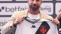 RIO DE JANEIRO, BRAZIL - JULY 11: President of Vasco da Gama Pedrinho unveils Philippe Coutinho during his presentation as the new player of Vasco da Gama at Sede Nautica Da Lagoa on July 11, 2024 in Rio de Janeiro, Brazil. (Photo by Lucas Figueiredo/Getty Images)