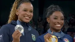 Rebeca Andrade e Simone Biles com suas medalhas nas Olimpíadas de Paris 2024 - Foto: Globo