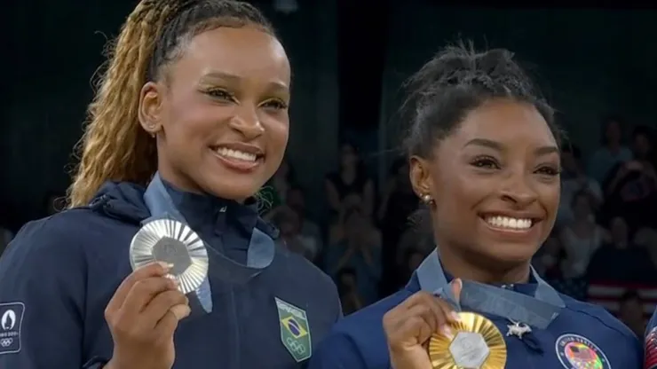 Rebeca Andrade e Simone Biles com suas medalhas nas Olimpíadas de Paris 2024 - Foto: Globo