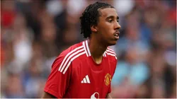 Foto: Ian MacNicol/Getty Images - Leny Yoro em jogo do Manchester United.