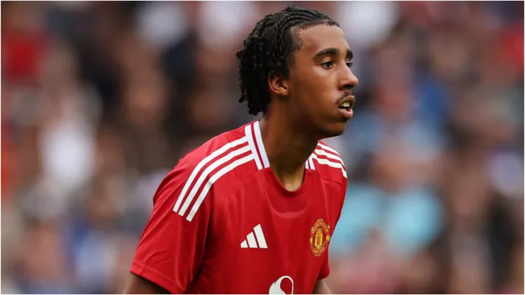 Foto: Ian MacNicol/Getty Images - Leny Yoro em jogo do Manchester United.