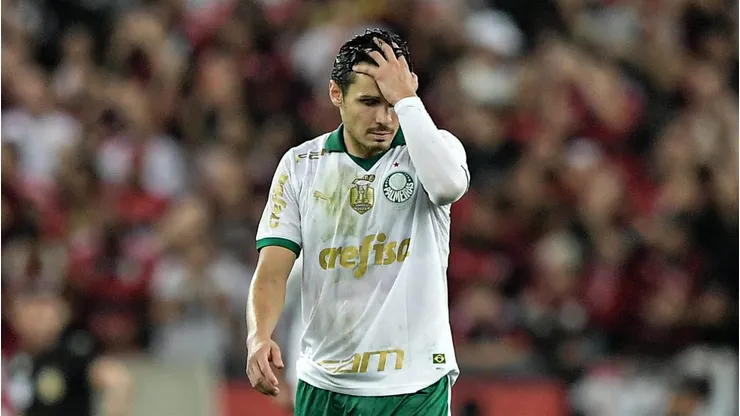 RJ - RIO DE JANEIRO - 31/07/2024 - BRASILEIRO A 2024, FLAMENGO X PALMEIRAS - Raphael Veiga jogador do Palmeiras lamenta durante partida contra o Flamengo no estadio Maracana pelo campeonato Brasileiro A 2024. Foto: Thiago Ribeiro/AGIF