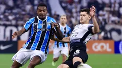 Jogadores de Grêmio e Corinthians em partida do Campeonato Brasileiro 2024