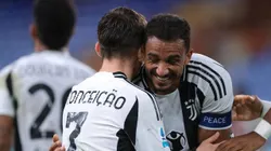 Francisco Conceição da Juventus celebra com o companheiro de equipa Danilo depois de marcar para dar à equipe uma vantagem de 3-0 durante a partida da Serie A no Luigi Ferraris, Génova.