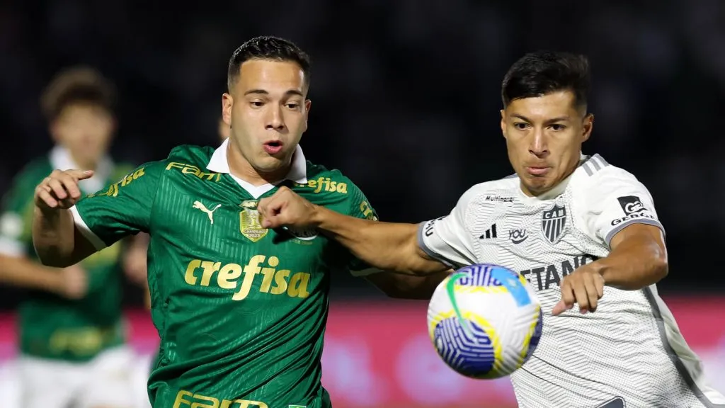 Fabinho disputa bola com Alan Franco - Foto: César Greco
