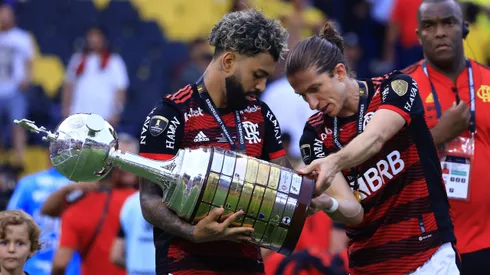Gabigol e Filipe Luís celebram juntos o título da Libertadores de 2022.