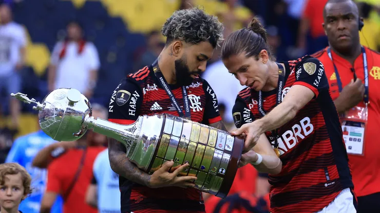 Gabigol e Filipe Luís celebram juntos o título da Libertadores de 2022.