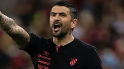 Lucho González durante partida entre Flamengo e Athletico-PR, pelo Campeonato Brasileiro, no Maracanã. Foto: Ruano Carneiro