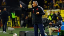Tite, técnico do Flamengo, orienta equipe durante quartas de final da Libertadores diante do Peñarol no estádio Campeon del Siglo em em Montevidéu, Uruguai