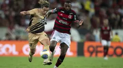 Gerson jogador do Flamengo disputa lance com Canobbio jogador do Athletico-PR durante partida no estadio Maracana pelo campeonato Brasileiro A 2024.