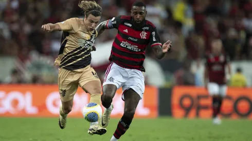 Gerson jogador do Flamengo disputa lance com Canobbio jogador do Athletico-PR durante partida no estadio Maracana pelo campeonato Brasileiro A 2024.