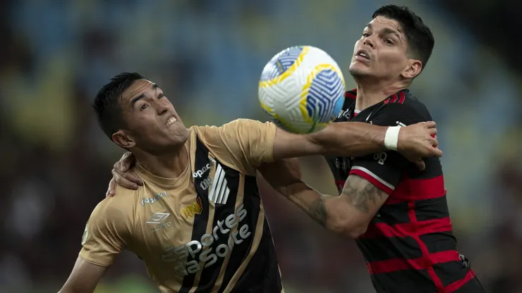Ayrton Lucas jogador do Flamengo disputa lance com Cuello jogador do Athletico-PR durante partida no estadio Maracana pelo campeonato Brasileiro A 2024.