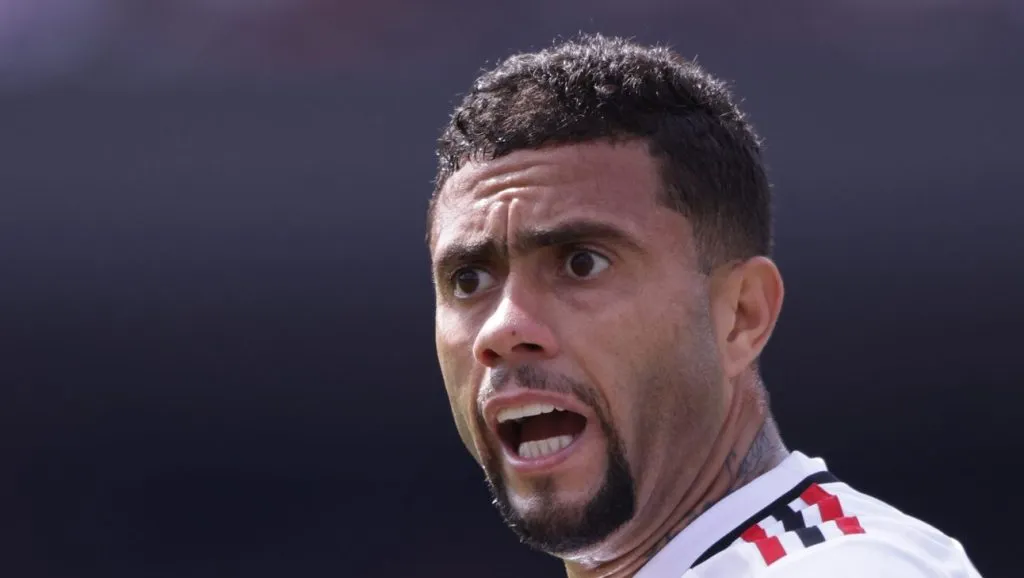 Wellington Rato foi apresentado ontem (10) no EC Vitória. 