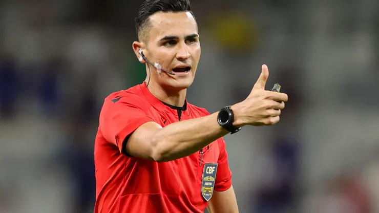 MG - BELO HORIZONTE - 14/04/2024 - BRASILEIRO A 2024, CRUZEIRO X BOTAFOGO - O arbitro Matheus Delgado Candancan durante partida entre Cruzeiro e Botafogo no estadio Mineirao pelo campeonato Brasileiro A 2024. Foto: Gilson Lobo/AGIF