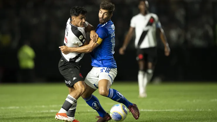 RJ - RIO DE JANEIRO - 16/06/2024 - BRASILEIRO A 2024, VASCO X CRUZEIRO - Galdames jogador do Vasco disputa lance com Lucas Silva jogador do Cruzeiro durante partida no estadio Sao Januario pelo campeonato Brasileiro A 2024. Foto: Jorge Rodrigues/AGIF