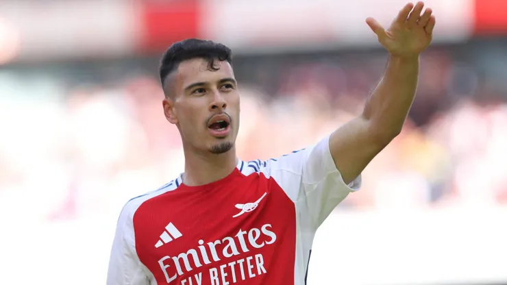 Gabriel Martinelli do Arsenal comemora o primeiro gol da sua equipa durante o jogo da Premier League contra o Leicester City FC no Emirates Stadium, em Londres