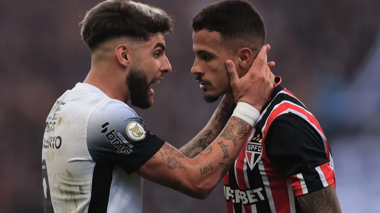 Diego Costa durante clássico contra o Corinthians em 2024. Foto: Ettore Chiereguini/AGIF