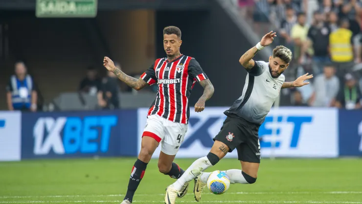 Yuri Alberto jogador do Corinthians disputa lance com Nestor jogador do São Paulo durante partida na Neo Química Arena pelo Campeonato Brasileiro 2024. Foto: Anderson Romao/AGIF