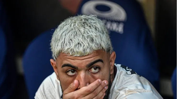 Gabigol durante partida do Fla no banco de reservas.