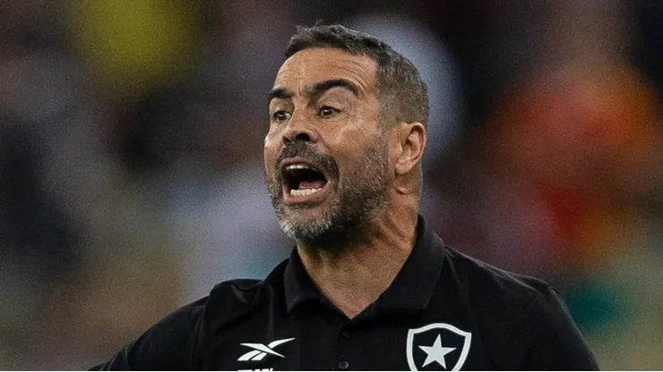 Artur Jorge, treinador do Botafogo, em ação pelo Brasileirão