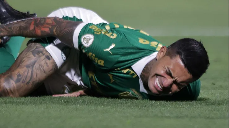 Dudu sofreu um dos penais na partida contra o Atlético. Foto: Ettore Chiereguini/AGIF