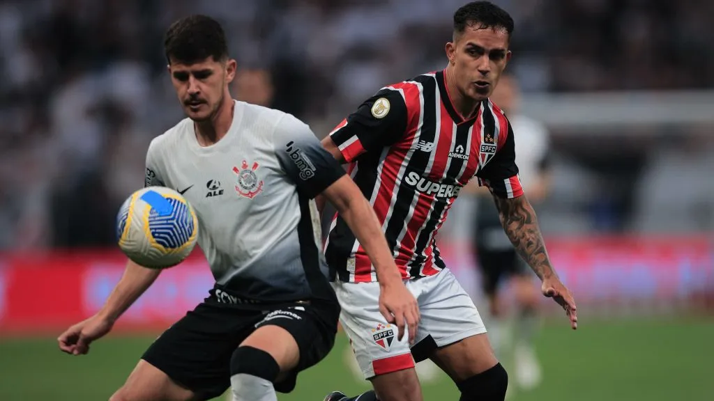 Igor disputando lance no clássico contra o Corinthians. Foto: Ettore Chiereguini/AGIF
