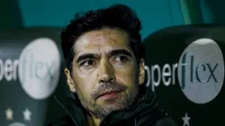 Abel no banco durante a partida contra o Galo. Foto: Marco Miatelo/AGIF