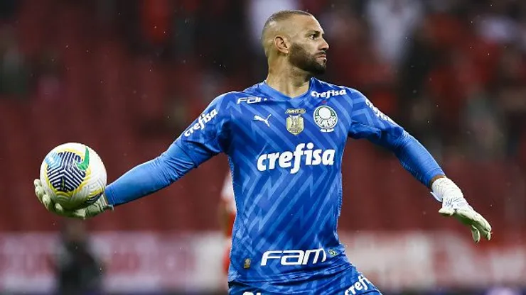 Goleiro Weverton do Palmeiras faz um passe durante o jogo contra o Atlético-MG parte do Brasileirao 2024, no estádio Brinco de Ouro, em Campinas