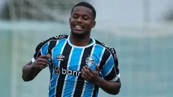 Jardiel, joia da base do Grêmio durante treino com a equipe