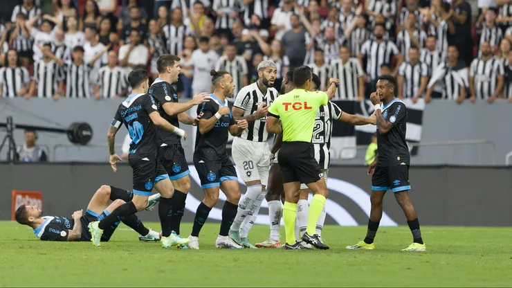 Jogadores do Grêmio ficaram revoltados com a expulsão de Monsalve, no empate com o Botafogo em Brasília. Foto: Kayan Mendes/AGIF