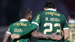 SP - CAMPINAS - 28/09/2024 - BRASILEIRO A 2024, PALMEIRAS X ATLETICO-MG - Raphael Veiga jogador do Palmeiras comemora seu gol com Dudu jogador da sua equipe durante partida contra o Atletico-MG no estadio Brinco de Ouro pelo campeonato Brasileiro A 2024. Foto: Ettore Chiereguini/AGIF