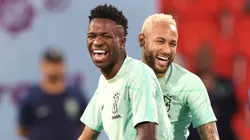 Vinícius Júnior e Neymar durante treino na seleção. Photo by Alexander Hassenstein/Getty Images
