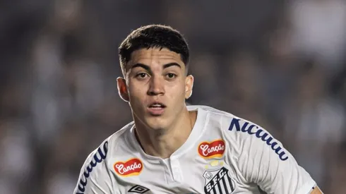 Jair, zagueiro do Peixe, em ação pela Série B.