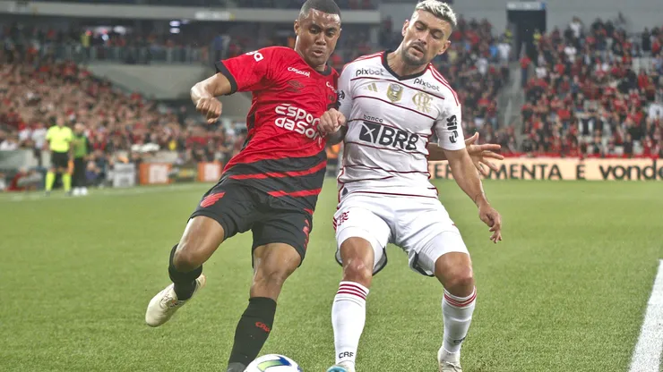 Erick disputando lance com Arrascaeta. Foto: Gabriel Machado/AGIF