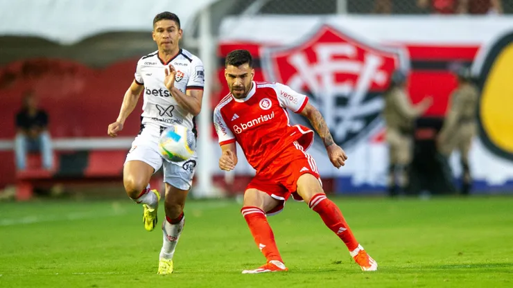 Jogadores de Internacional x Vitória durante partida no estádio Barradão pelo Brasileirão Série A 2024. Foto: Jhony Pinho/AGIF