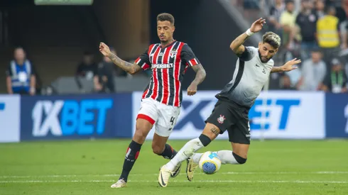 Yuri Alberto jogador do Corinthians disputa lance com Nestor jogador do São Paulo durante partida na Neo Química Arena pelo Campeonato Brasileiro 2024. Foto: Anderson Romao/AGIF