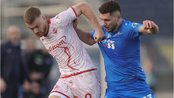 Lucas Beltrán e Giampaolo Cacace dividem a bola em partida entre Empoli e Fiorentina. (Photo by Gabriele Maltinti/Getty Images)
