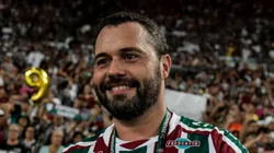 Mário Bittencourt, presidente do Fluminense comemorando com a torcida tricolor - Foto: Thiago Ribeiro/AGIF
