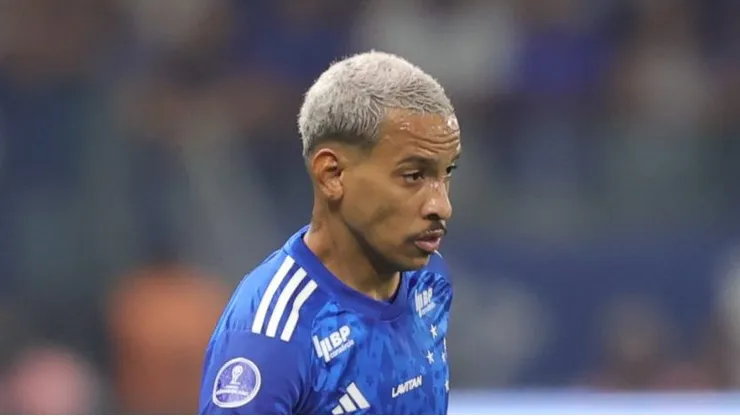 Matheus Pereira, meia do Cruzeiro em ação na Sul-Americana - Foto: Gilson Lobo/AGIF