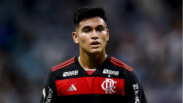 Carlos Alcaraz, meia argentino em ação com a camisa do Flamengo - Foto: Marcelo Cortes / Flamengo