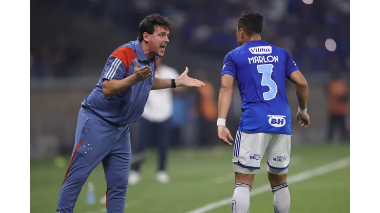 Fernando Diniz técnico do Cruzeiro durante partida contra o Libertad. Foto: Gilson Lobo/AGIF