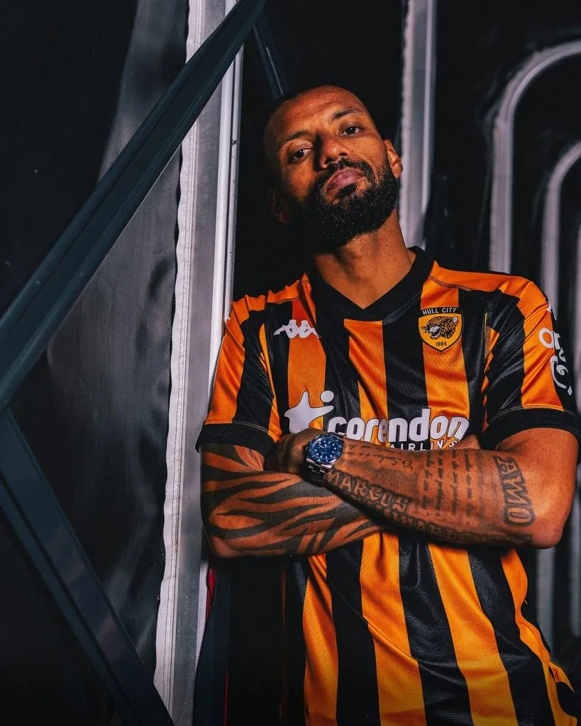 João Pedro Galvão durante sessão de fotos de divulgação do Hull City – Reprodução/Hull City