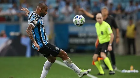 Joao Pedro Galvao, do Gremio, controla a bola durante o jogo entre o Gremio e o Palmeiras como parte do Brasileirao 2023 na Arena do Gremio Stadium em 21 de setembro de 2023 em Porto Alegre